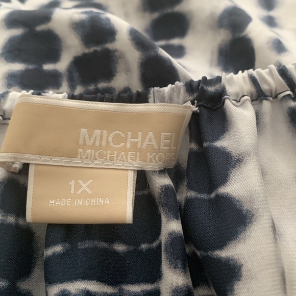 Woman’s tie die shirt in navy and white with rounded elastic neckline. - Picture 8 of 9